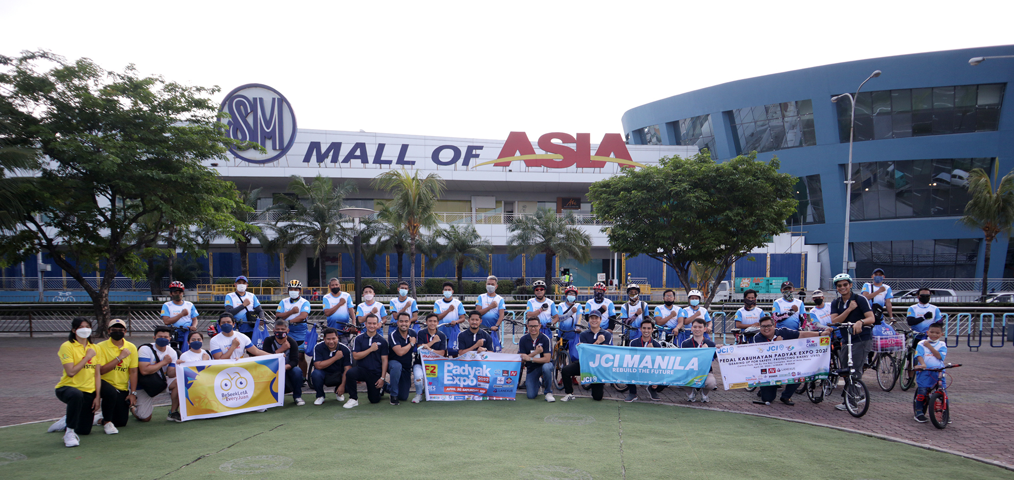 Group Photo SM Mall of Asia at the back